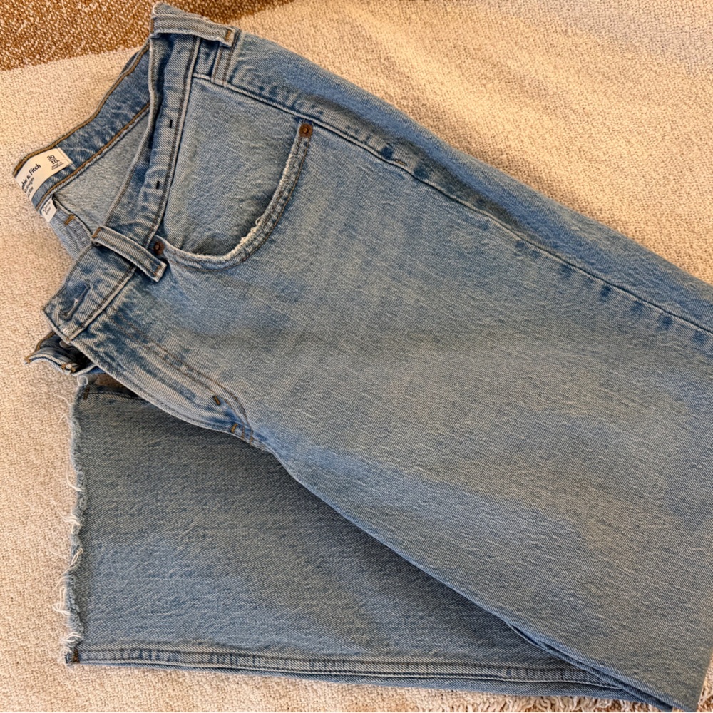 Abercrombie & Fitch 90s Straight Jeans
Mid rise, Curve Love fit